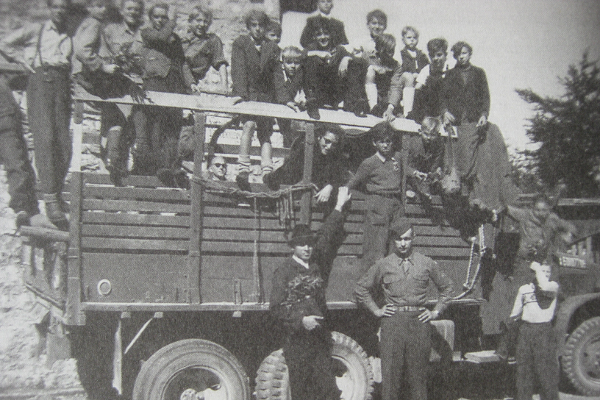 Jugendliche auf einem Militärfahrzeug